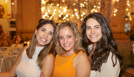  Claudia Estrada, Isabela Torres y Adriana Estrada.