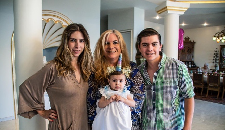  Maru Vilet con sus hijos Maru y Frank González y su nieta Ale.