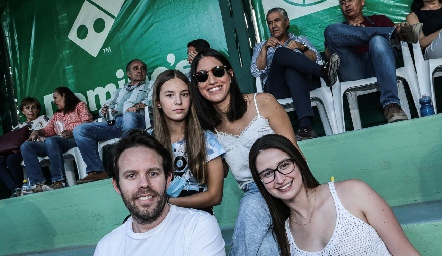  Melissa Flores, María Foyo, Juan Gatos y Fer Ruiz.
