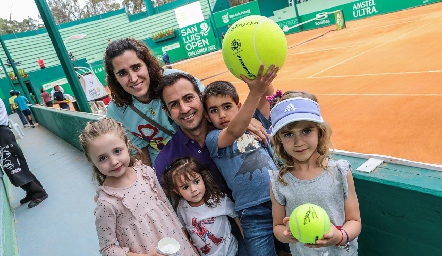 Mariana de Luna y Pato Villalobos con sus hijos Emilia, Pato y Pía y María José Pérez.
