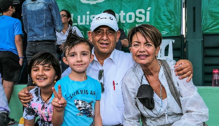  Camila Leal, Malic Leal, Alejandro Leal y Mari Lupe Espinosa.