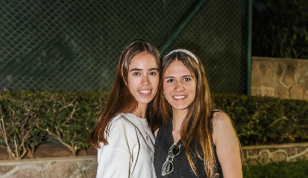  Elsa Mendoza y Valeria Suárez.