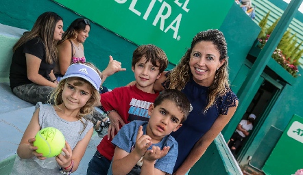  Pía Gómez, Humberto Pérez, Marilú Paredes y Patricio Gómez Villalobos.