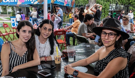  Mónica Zavala, María Elena Castillo y Claudia Zavala.