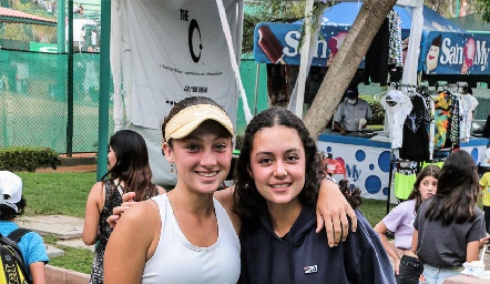  Regina Ocaña y Zoé Lebrece.