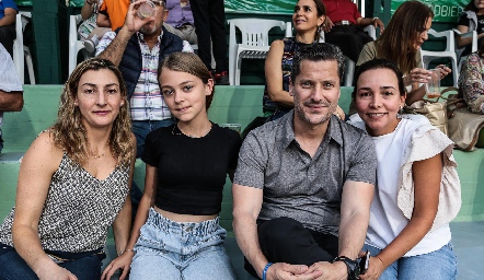  Priscila de González, Anabella y Rogelio Mercado y Ana Rosa Guerra.