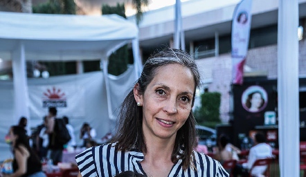  Montse y Melisa Mercado y Constanza González.