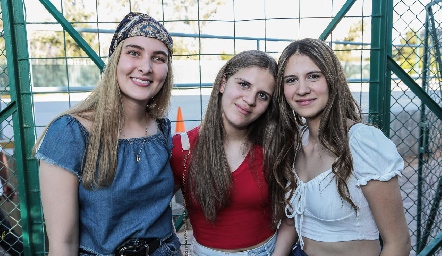  Vero Pérez, Coral Suárez y Valeria Suárez.