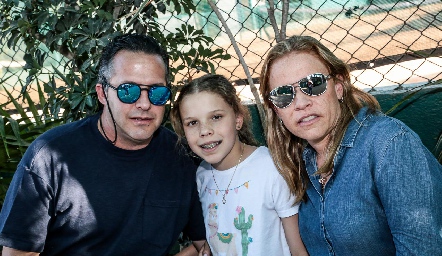  José Alberto Torre y Mariana Torres con su hija Daniela.