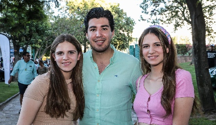 Coral Suárez, Daniel De Luna y Valeria Suárez.