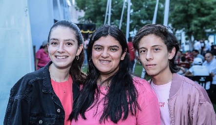  Mariel Martínez, Regina Torres y Santiago Zulaica.