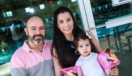  Jorge Puga y Gaby Carrillo con su hija Valeria.