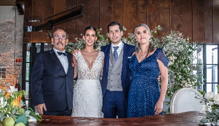  Camila Aviña y Fabián Herrera con los papás de la novia.