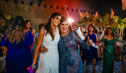  Marcela Solórzano con su mamá Lupita Preciado de Solórzano.