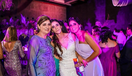  Lupita de Solórzano con sus hijas Marcela y Fernanda Solórzano.