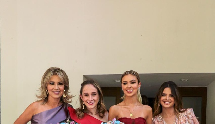  Elsy Guerra, mamá de la novia, Montse Cámara, Renata Acevedo y Arantza Aranda con las pajes.