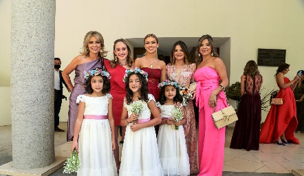  Elsy Guerra, mamá de la novia, Montse Cámara, Renata Acevedo, Arantza Aranda y Ana Lili Guerra con las pajes.