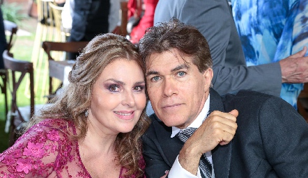  Lu Von Der Meden y Arturo Matínez, papás del novio.