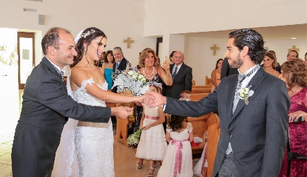  Javier Abud entregando a Paulina Acevedo a su esposo Alejandro Martínez.