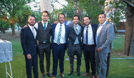 El novio con sus amigos.