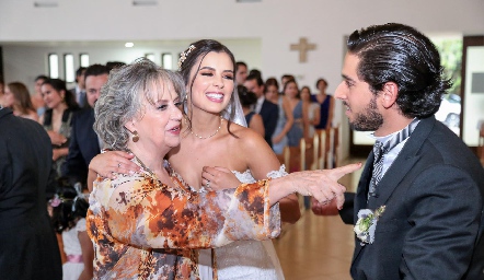  Elsa Soto, abuela de Paulina, Paulina Acevedo y Alejandro Martínez.