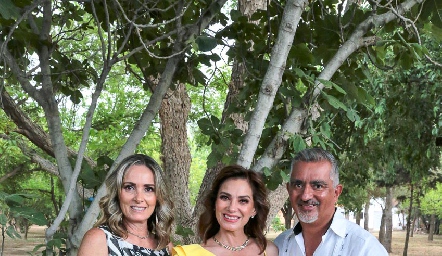  Araceli Cano, Mayela Valdez y Alfredo Araujo.