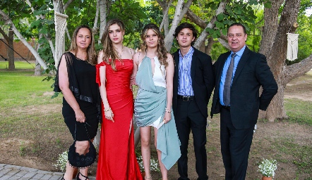  Sofía Martí y José Manuel Guerra con sus hijos.