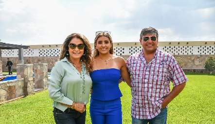  Camila con sus papás Paty Lara y Juan Ariel Reyes.