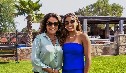 Paty Lara con su hija Camila Reyes.