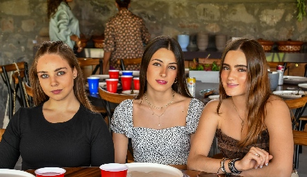  Joaquina Morales, Marina Nieto y Lorena de la Garza.
