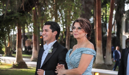  Arturo Hernández con su mamá Marcela.