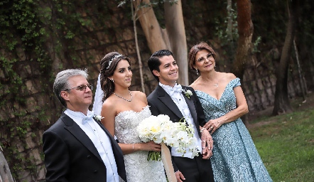  Arturo Hernández, Regina Oliva, Arturo Hernández y Marcela de Hernández.