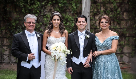  Arturo Hernández, Regina Oliva, Arturo Hernández y Marcela de Hernández.