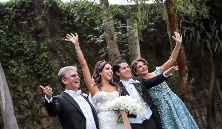  Arturo Hernández, Regina Oliva, Arturo Hernández y Marcela de Hernández.
