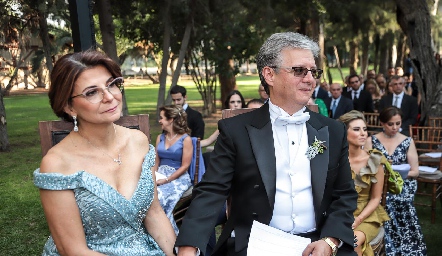  Marcela y Arturo Hernández, papás del novio.
