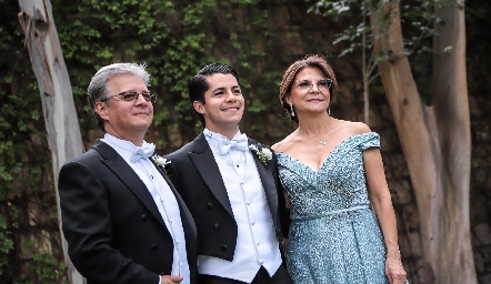  Arturo Hernández y Marcela de Hernández con su hijo Arturo.