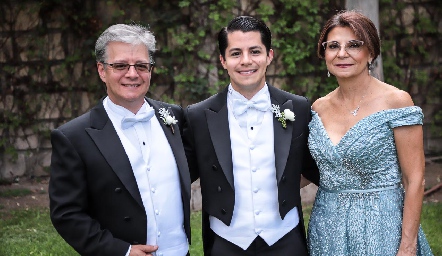  Arturo Hernández y Marcela de Hernández con su hijo Arturo.