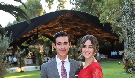  Efrén Alvarado y Mariana Álvarez.