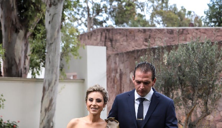  Claudia Oliva y Mauricio Ruiz con sus hijos Victoria, Mau y Roberta.