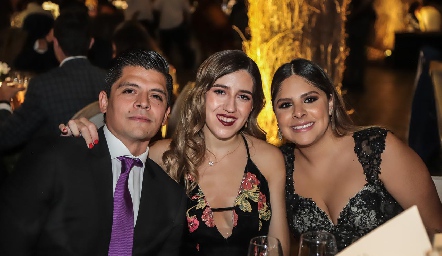  Guillermo Camacho, Fernanda Silva y María José Camacho.