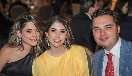  Natalia Farías, Paola Dávila y Enrique Quintero.