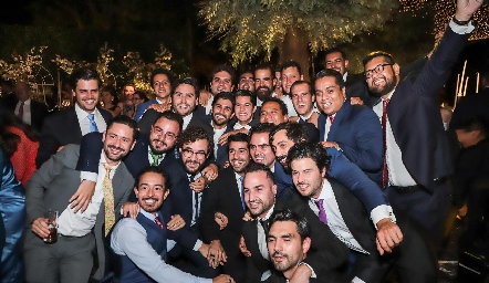  Arturo Hernández con sus amigos.