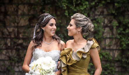  Regina y Claudia Oliva Anaya.