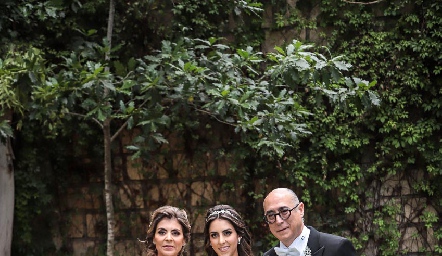  Claudia Anaya de Oliva y Jaime Oliva con su hija Regina.