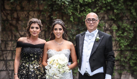 Claudia Anaya de Oliva y Jaime Oliva con su hija Regina.