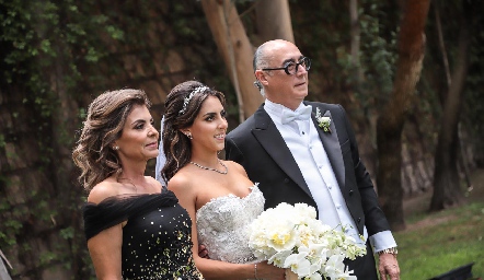  Claudia Anaya de Oliva y Jaime Oliva con su hija Regina.