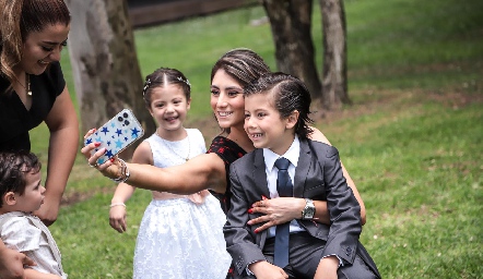  Nuria Oliva con sus sobrinos.