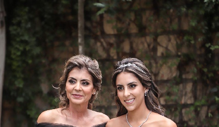  Claudia Anaya de Oliva con su hija Regina.