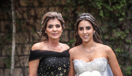  Claudia Anaya de Oliva con su hija Regina.