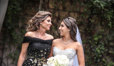 Claudia Anaya de Oliva con su hija Regina.